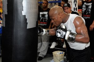 Golpear el saco de arena ha ayudado a Floyd Mayweather a desarrollar poderosos bíceps.