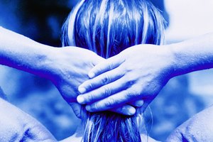 Contraer los omóplatos fortalece los músculos y tendones de la espalda.