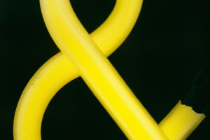 El símbolo "&" es la clave para una concatenación con éxito en Access.
