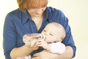 Sostener a tu bebe mientras lo alimentas provee un importante contacto humano.