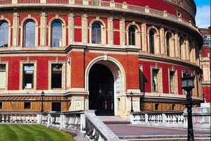 Una sala de conciertos de renombre mundial, el Royal Albert Hall presenta conciertos de gran escala.