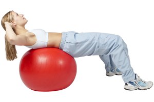 Contrae los músculos abdominales con ejercicios de fuerza para crear un estómago firme.