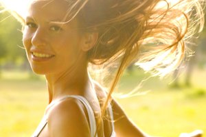 Un cabello vivo requiere minerales y vitaminas A, B, C, D y E que se encuentran en una dieta saludable.