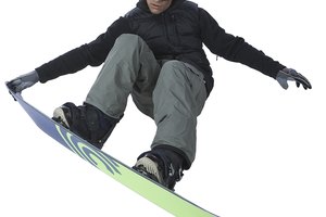 Las tablas de snowboard rentadas generalmente vienen con broches, botas y casco.