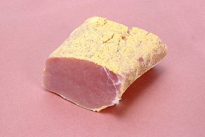 Condimenta los solomillos frescos de cerdo con sal, pimienta y hierbas secas.