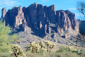 Lost Dutchman State Park colinda con Superstition Wilderness.