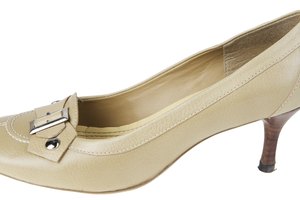 En un zapato de estilo tradicional, el color nude es ideal para el ambiente de trabajo.