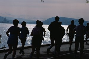 Aunque más leve para las articulaciones que correr, trotar siguen siendo un ejercicio de alto impacto.