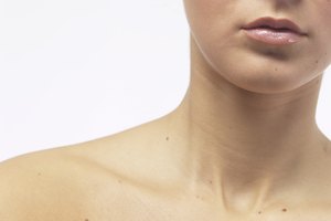 Los tumores quísticos del cuello existen como una amplia variedad de formaciones benignas o hinchazones en alguna región del cuello.