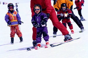 Por lo general, los niños aprenden a esquiar con rapidez.