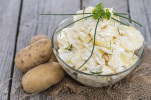 Ensalada de papas con hierbas.