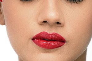 Escoger la textura correcta para tu maquillaje puede borrar años de tu apariencia.