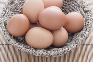 Una canasta con huevos frescos.