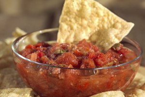Chips de tortilla y salsa.