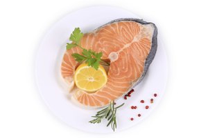 El salmón es rico en proteínas.