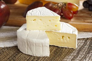 Queso brie sobre una tabla.