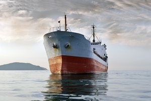 Un crucero navega el océano al atardecer.