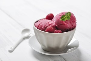 El sorbete es más que nada agua congelada o jugo endulzado con frutas u otros sabores como el chocolate.
