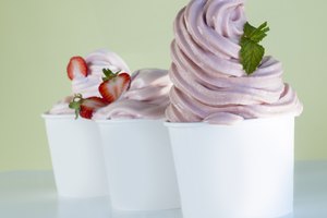 Yogur de fresas en vasos.