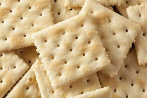 Galletas saladas secas.