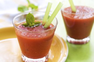 Vasos de jugo de tomate.