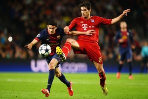 Javi Martinez, de rojo, juega en la defensa del Bayern Munich.