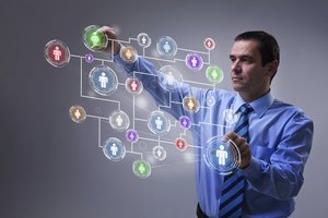 Un hombre trabaja sobre una pantalla digital