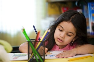 Existen varias formas en las que los familiares y maestros pueden crear un ambiente que fomente el aprendizaje.
