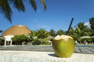 El agua de coco posee altas cantidades de nutrientes y minerales.