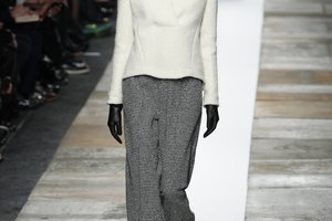 Theyskens' Theory muestra hombreras sutiles en su colección de otoño 2013 en Nueva York.