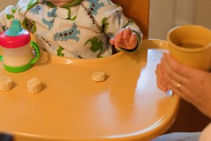 Mientras los pequeños músculos de un niño se desarrollan, comienza a comer de manera independiente.
