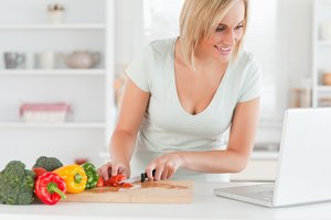 Busca en libros de recetas, revistas y en fuentes de Internet recetas saludables y bajas en grasa.
