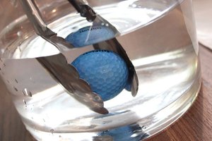 Enjuaga la pelota de golf.