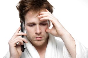 Aléjate de todos los factores que puedan sostener tu dolor de cabeza, incluyendo el teléfono celular.