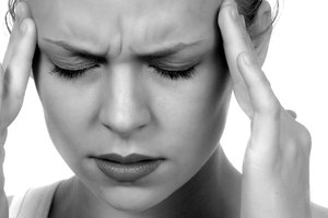 Una buena manera de disminuir el dolor de cabeza es colocándote un trapo frío en la cabeza.
