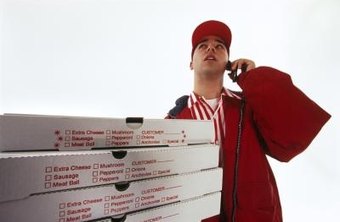Le livreur de pizzas peut gagner beaucoup d'argent en pourboires dans le cadre de son salaire.