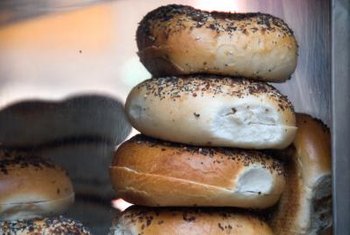 What are the total calories, fat and fiber in a hot dog bagel?