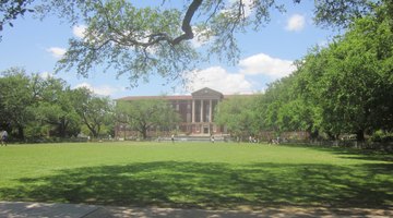 Newcomb Quad on Tulane's Uptown campus