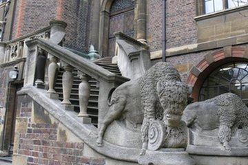 Many universities offer honours degree courses in psychology. Many universities offer honours degree courses in psychology.