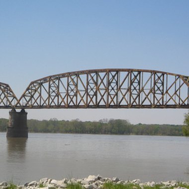 bridge over the ohio image by Dawn Williams from Fotolia.com Ohio River resorts offer a variety of accommodations and activities.