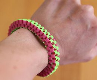 Lanyard bracelets are made with plastic lace.