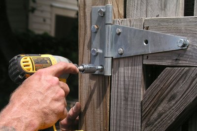 Tighten the bolt at the level position.