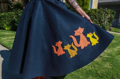 Make your own 1950s felt appliqué skirt.
