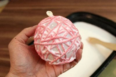 Wrap the yarn around the balloon
