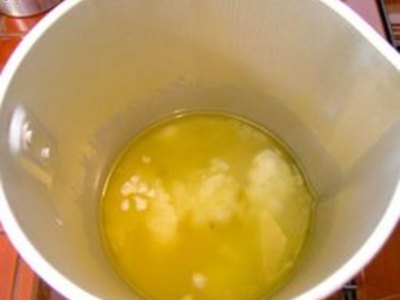 Melt wax.
