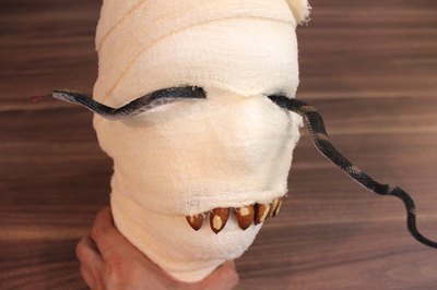 Insert the snake pieces into the eyes