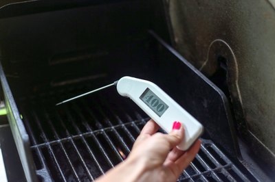 Thermometer reading 400 degrees over a grill.