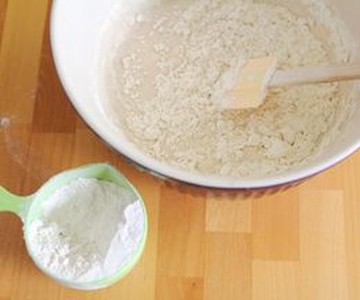 Mix the ingredients in a medium-sized bowl.