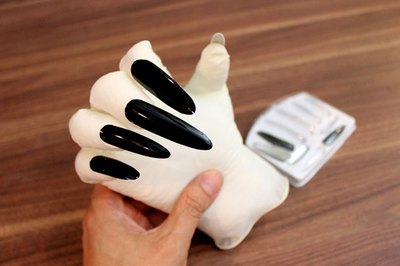 3 Ways to Make a Fake Hand - wikiHow