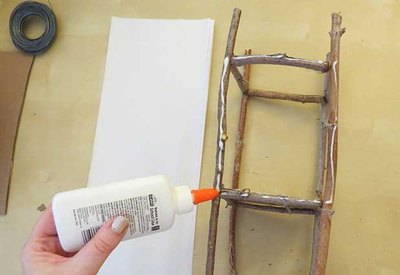 Apply glue for tissue paper.